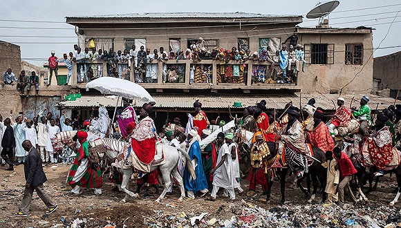 资料图：2016年7月6日，尼日利亚卡诺，卡诺的埃米尔Muhammadu Sanusi 二世在街头骑行，庆祝杜巴节。图片来源：视觉中国