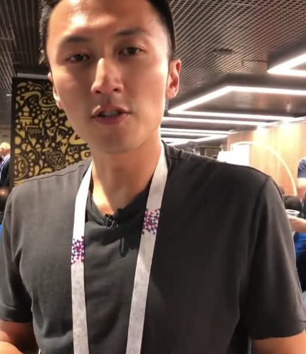 容祖儿世界杯球场餐厅打地铺睡觉 谢霆锋无奈吐槽