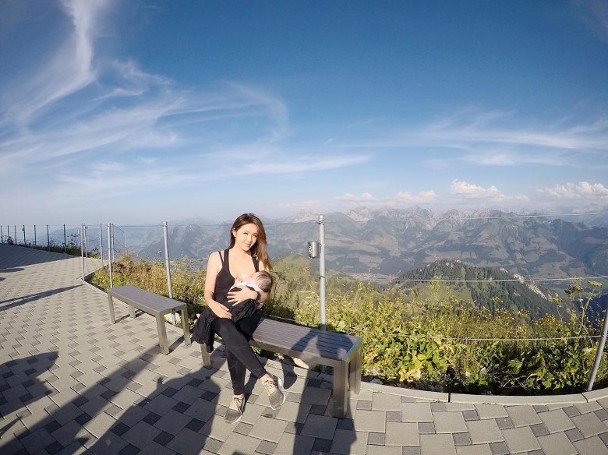 女星带6个月宝贝出游  二千米瑞士高山喂母乳引争议