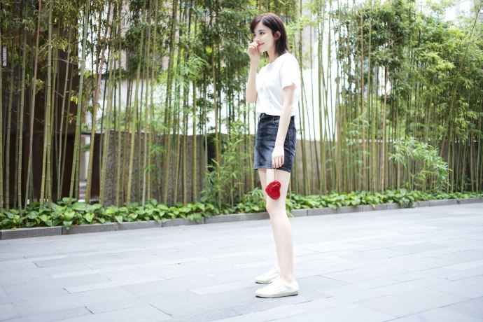 娜扎穿t恤短裙凹造型 美腿白嫩可爱捧心很少女