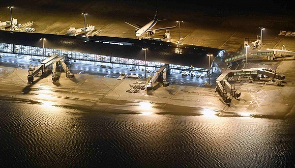 25年一遇超强台风袭击日本 关西机场浸水半米