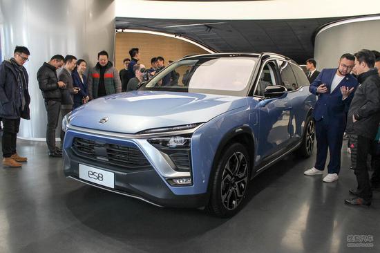 多次触发熔断、市场评级唱衰刚刚登陆纳市第三天的蔚来汽车(NYSE:NIO)上演股市过山车。继9月13日飙升76%之后,于14日盘中大幅震荡,收跌14.66%,报9.90美元,市值102亿。无论是华尔街还是国内业界,在经过几番震荡之后,对蔚来的未来心存疑虑。 纽约时间9月14日,蔚来汽车以12.