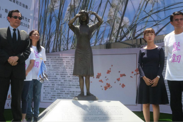 日本代表赴台脚踹慰安妇铜像 台湾民众怒了！