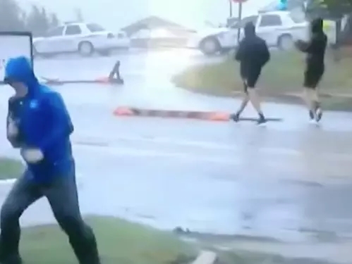 风大还是戏多？美记者直播飓风画面遭路人“拆穿”