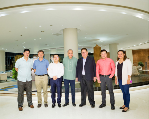 菲律宾驻华大使与黄佳佳会面 在线教育领域51