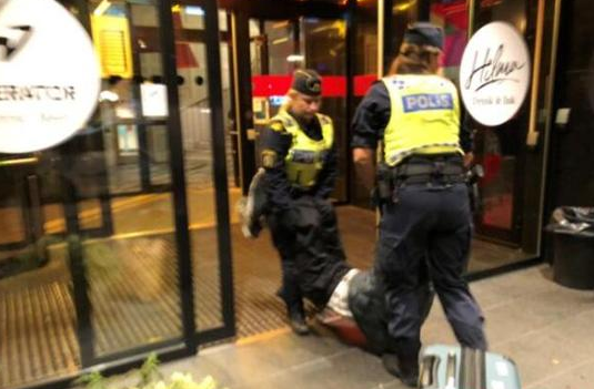 中国游客遭粗暴对待 瑞典检察官：警方无任何过错