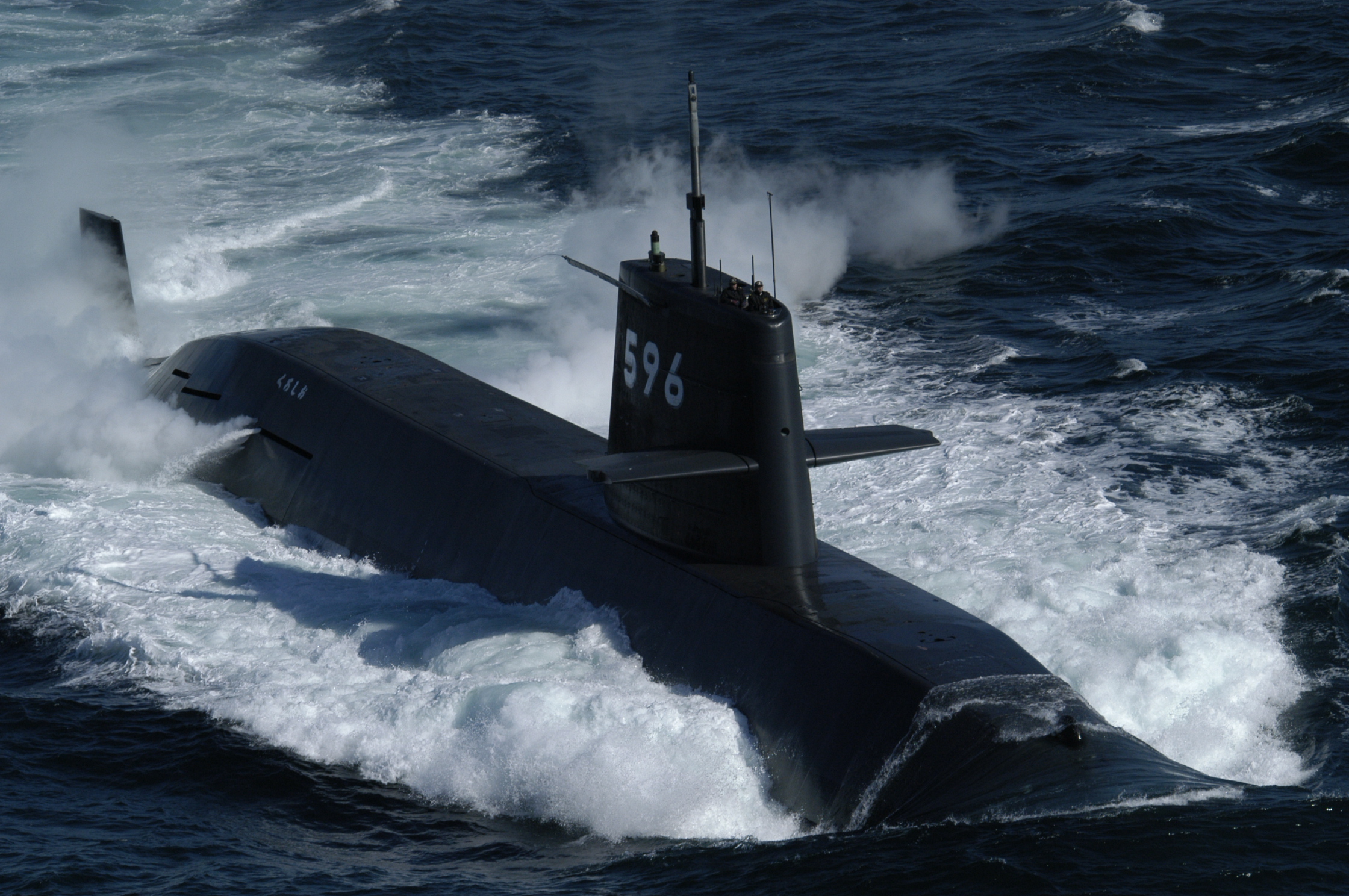 不针对中国 安倍等三高官极力淡化日本潜艇南海训练