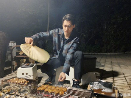 李易峰假期最后一天烤串儿 被称最帅烧烤师傅