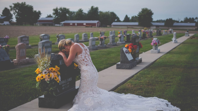 消防员婚礼前夕殉职 未婚妻在婚礼当天拍下这组照片