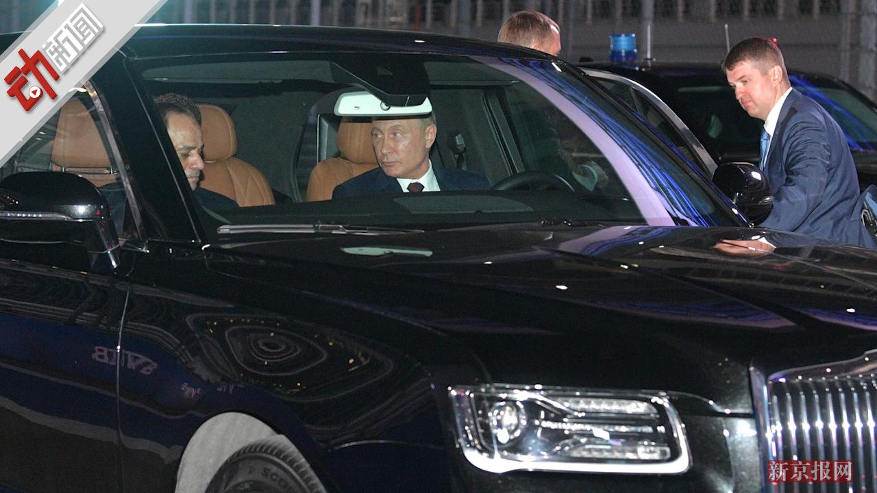 俄罗斯总统普京驾驶新车 载埃及总统在赛道上兜风