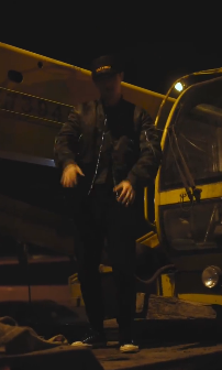 张艺兴重现霸王龙抖腿舞,贴心提醒粉丝注意安