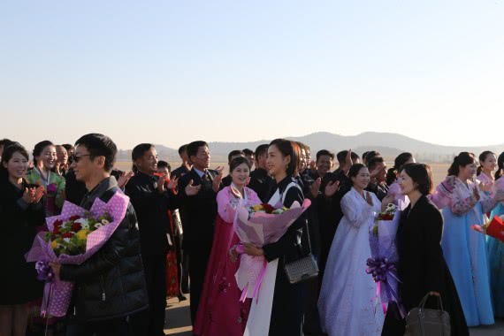 中国文艺工作者代表团抵达朝鲜访问