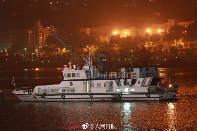 重庆公交车坠江救援持续 70多艘救援船连夜搜救