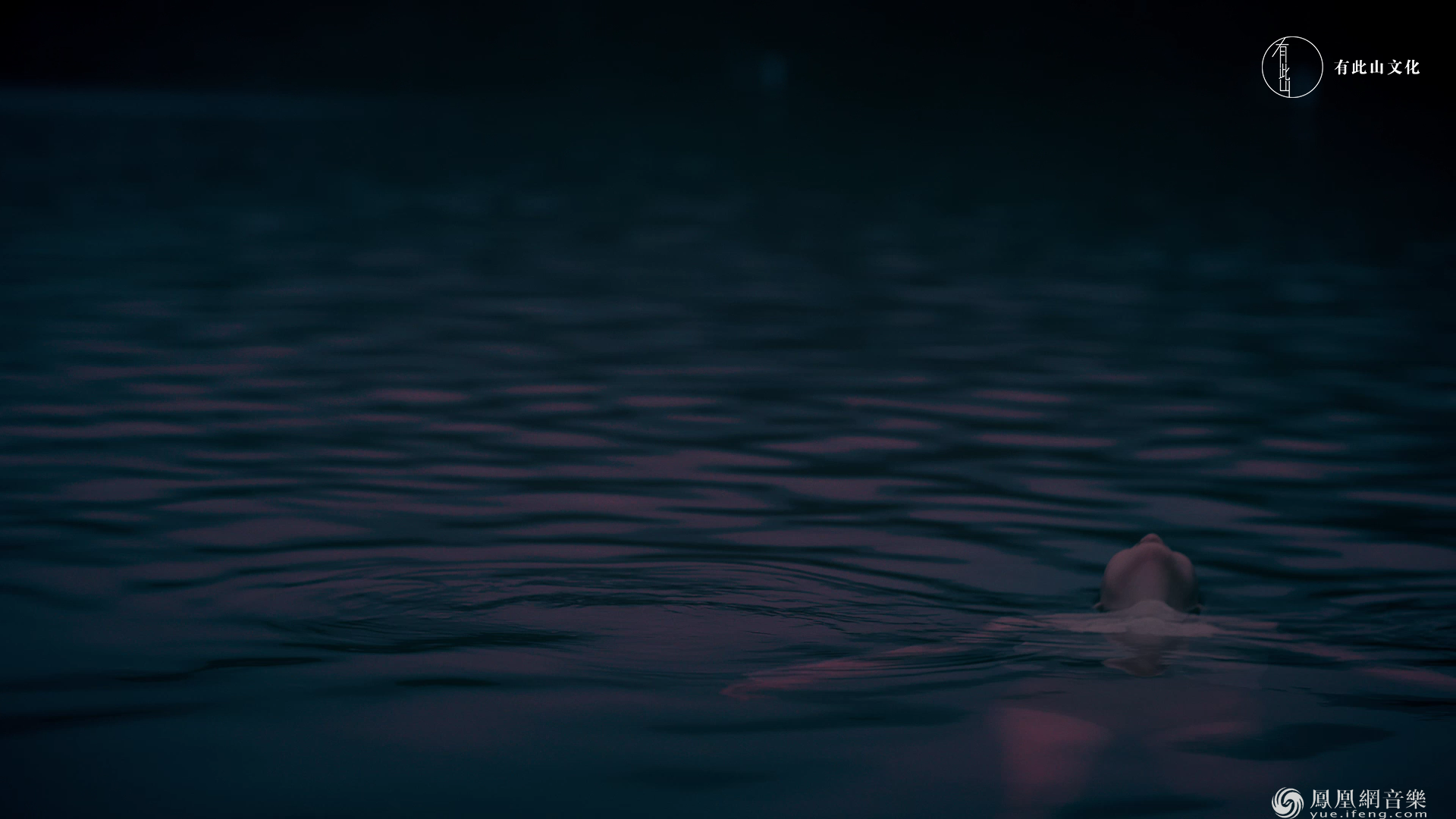 陈粒新专辑MV《情景剧》上线 文艺电影风格