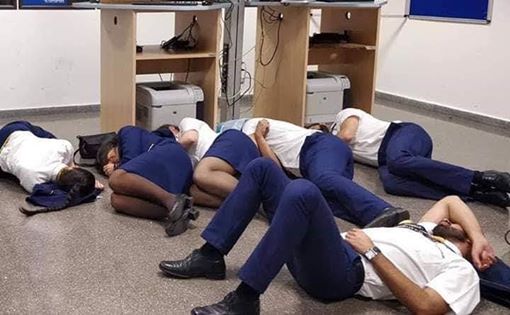 3名欧洲空姐集体睡地板 照片传网上被公司开除