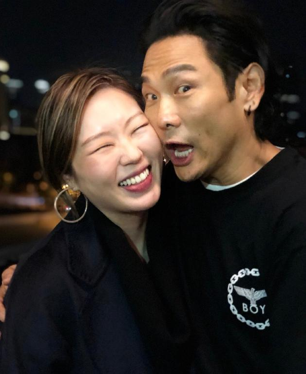 杜德伟晒与老婆恩爱合影 庆祝两人结婚六周年