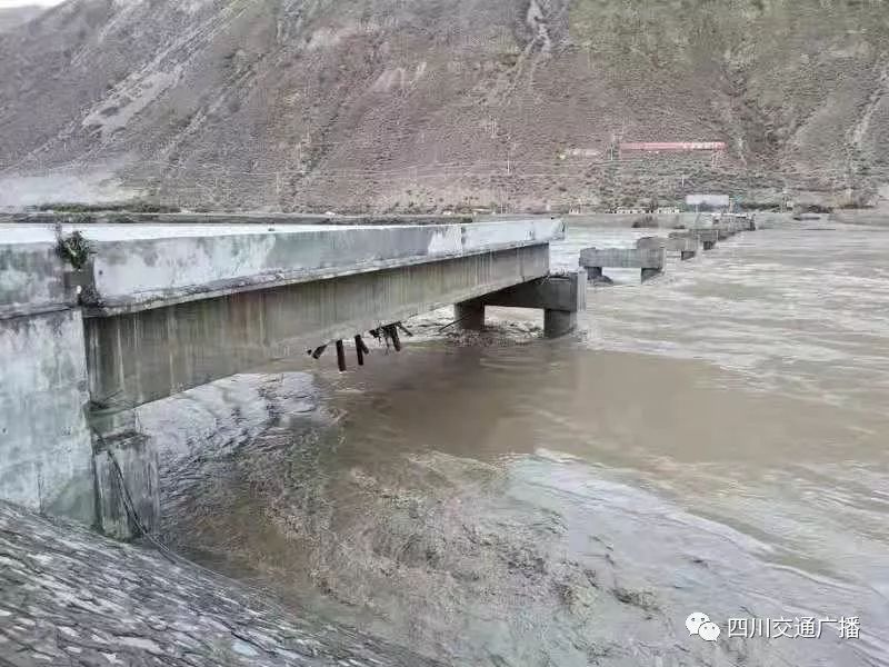 堰塞湖洪峰经过四川巴塘冲毁金沙江大桥 318国道中断