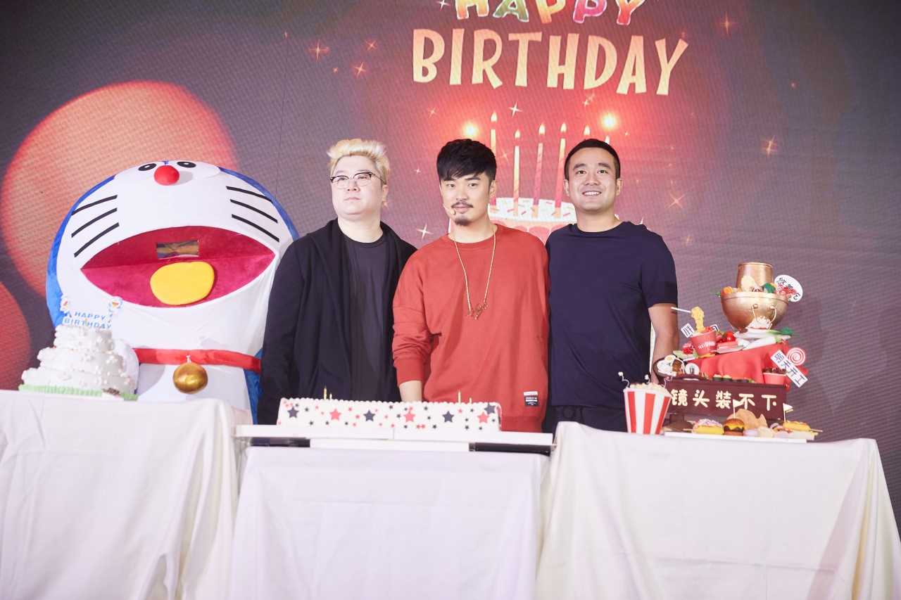 陈赫生日会实力宠粉亲手 喂粉丝吃小龙虾