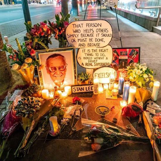 漫威之父斯坦李低调下葬 “美国队长”为其献花悼念