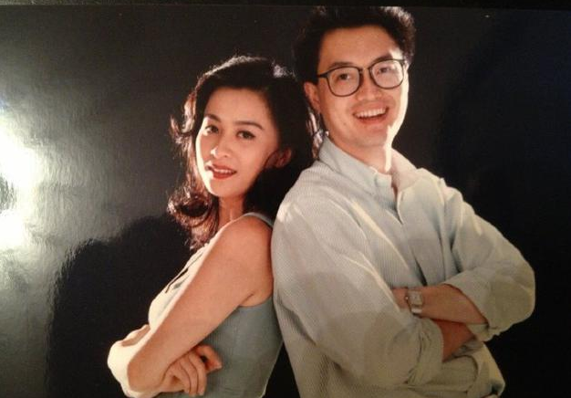刘嘉玲与作家李纯恩纪念26年友情 晒同姿势岁月对比照