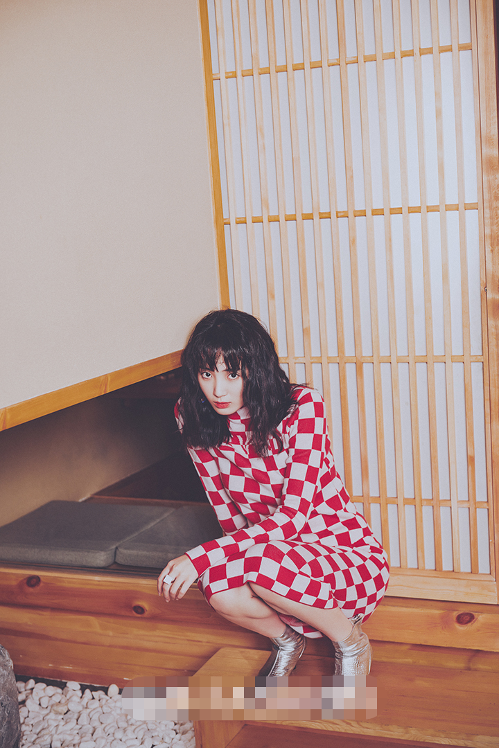 王紫璇日系写真曝光 西装帅气V领性感切换自如