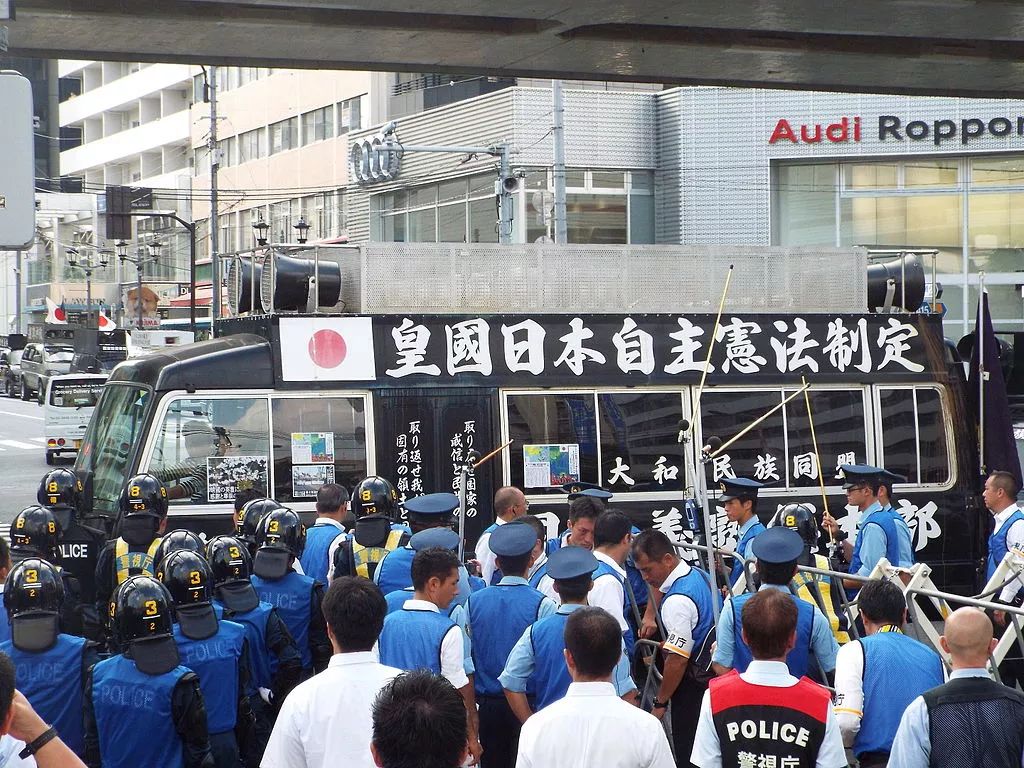 2015年,日本极右翼团体在俄罗斯驻日大使馆前抗议,声援收回北方四岛