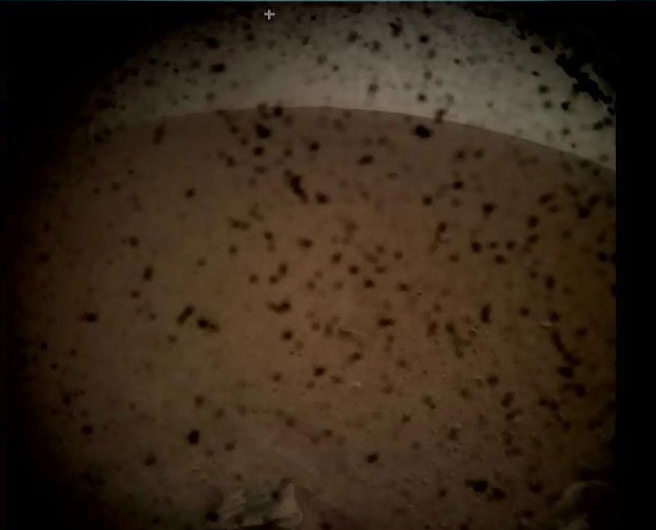 “洞察号”登陆火星 传回首张照片因失焦遭吐槽