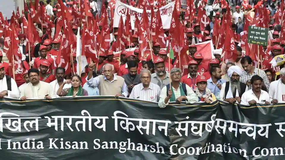 数千印度农民涌入德里抗议！数人携带尸骨欲裸体示威