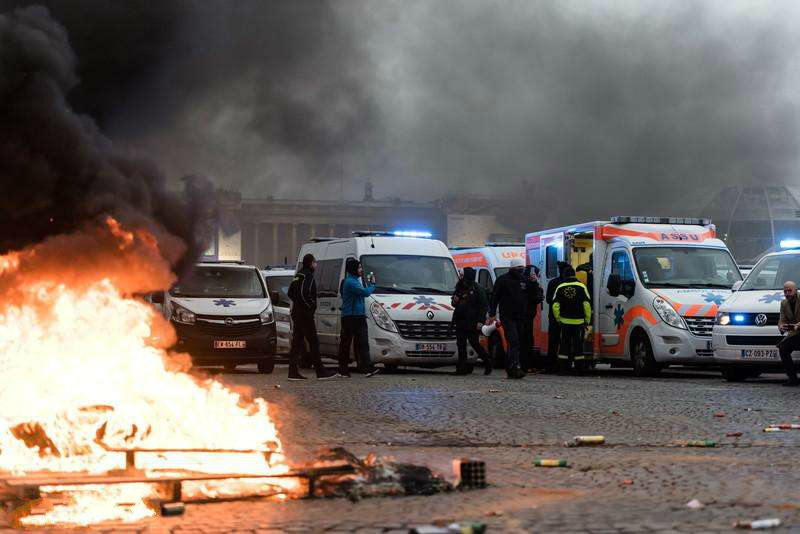 上百辆救护车封堵巴黎市中心 抗议政府救护交通改革