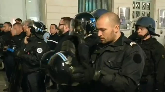 法国警察摘头盔示好 “黄马甲”齐声鼓掌