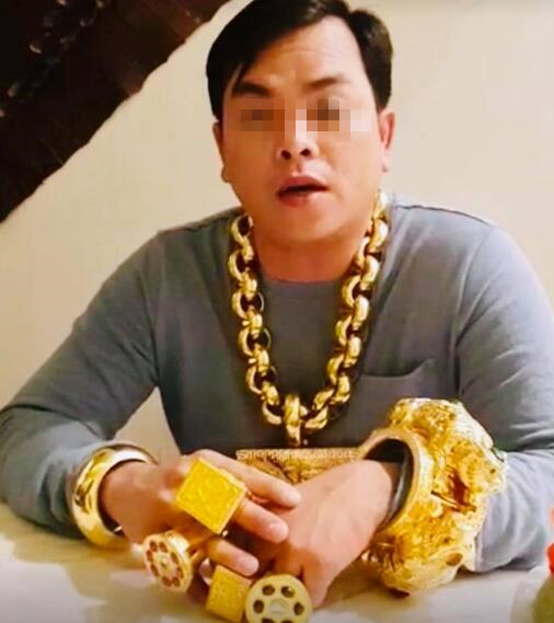 越南小伙戴13公斤黄金：我每天都这样（图）