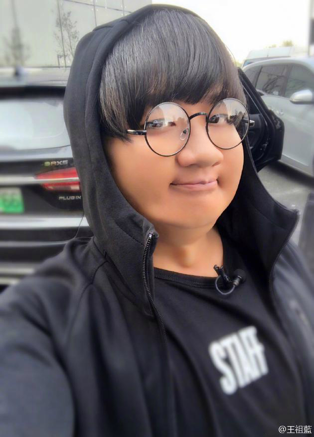 王祖蓝晒恶搞照喊话要进男团 网友：C位是你的