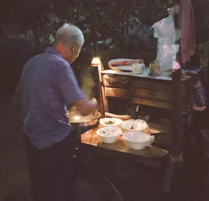 而温州大名鼎鼎的馄饨是独特的薄皮馄饨,馅料用的是新鲜的瘦肉,馄饨汤