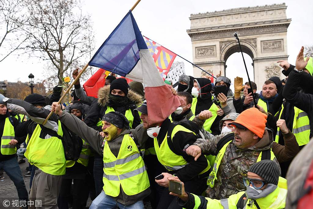 法国“黄背心”抗议者中混进了这群人 难怪这么乱