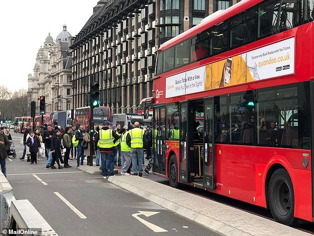 “黄背心”骚乱又蔓延至英国？抗议者致交通瘫痪