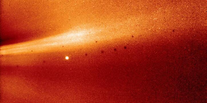 NASA探测器从太阳大气层内拍摄首张照片 冕流清晰可见