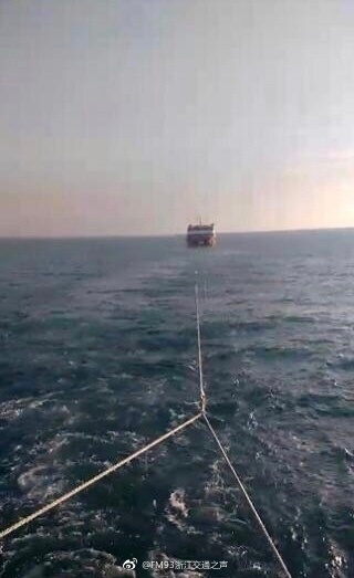 浙江渔民在东海发现无人豪华游轮，正拖回