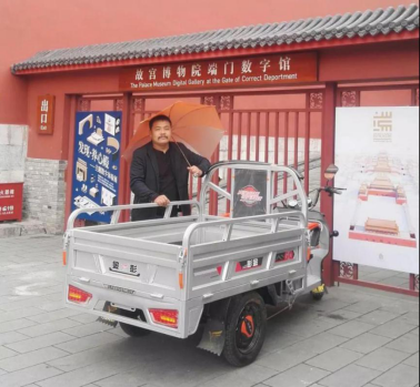 和故宫口红火一起火了的还有他：金彭电动三轮车