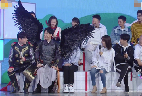 何炅被常远“翅膀”遮住 搞笑调侃：坐C位也没有用