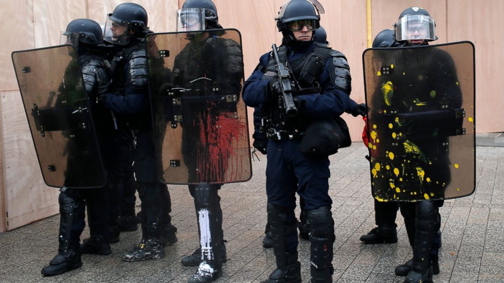 不满工作条件恶化 法国警察要效仿“黄背心”抗议