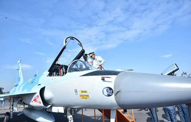 缅甸空军首次公开展示“枭龙”战机