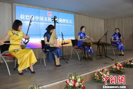 图为揭牌仪式现场。　岳依桐摄