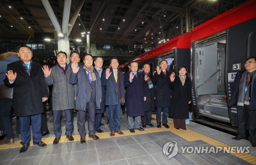 韩国代表团首尔乘火车赴朝 参加朝韩铁路对接仪式