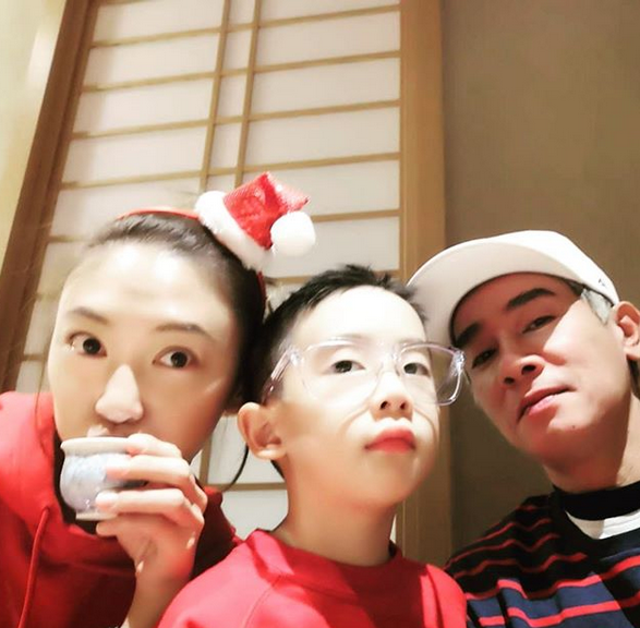 陈小春晒一家三口全家福 穿红色系上衣头靠头画面温馨