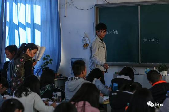 △&nbsp;2018年12月20日，禄劝一中，从直播班转到普通班的刘海洋（左）被抽到上台听写单词。