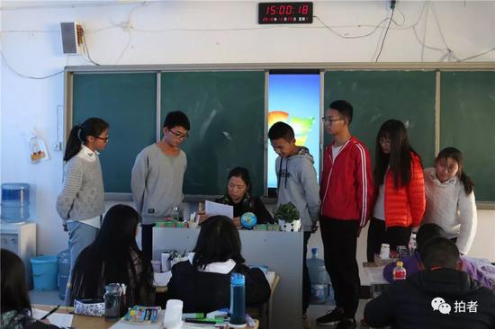 △&nbsp;2018年12月20日，禄劝一中，普通班的英语老师正在挨个问学生考试中遇到的问题。