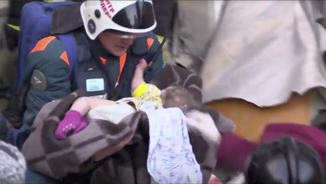 俄居民楼爆炸事故 救援人员救出一名11月大的男婴