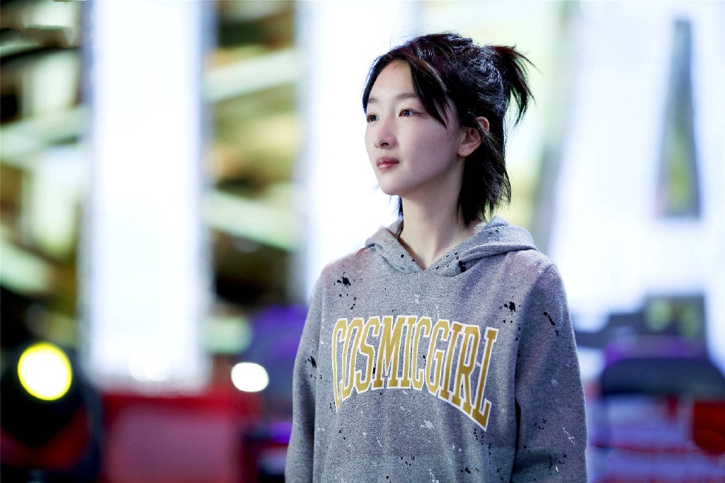 除了角色演得好,周冬雨在剧中的造型也很受欢迎,有大学生的青涩感