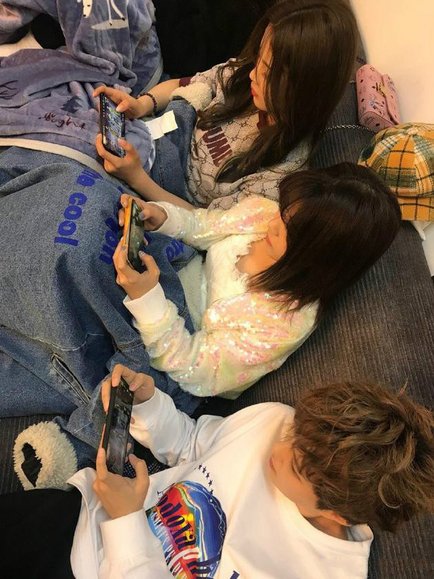 杨超越分享队友排排坐打游戏照片：女孩子分两种