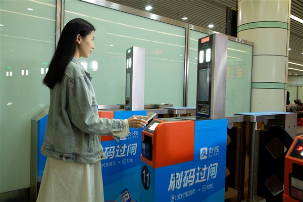 全国首例！广深铁路刷支付宝直接坐火车不用提前买票